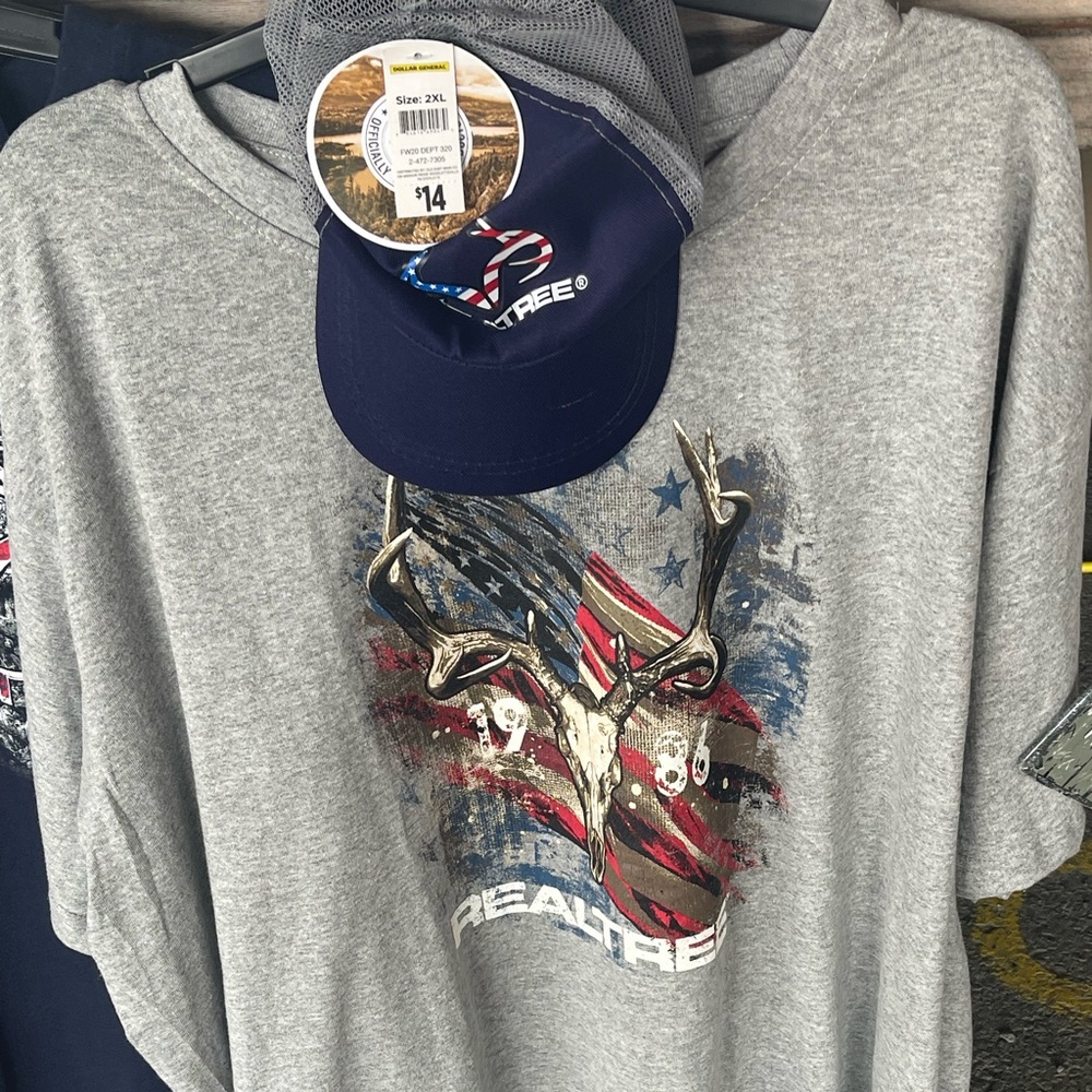 Realtree Shirt and hat